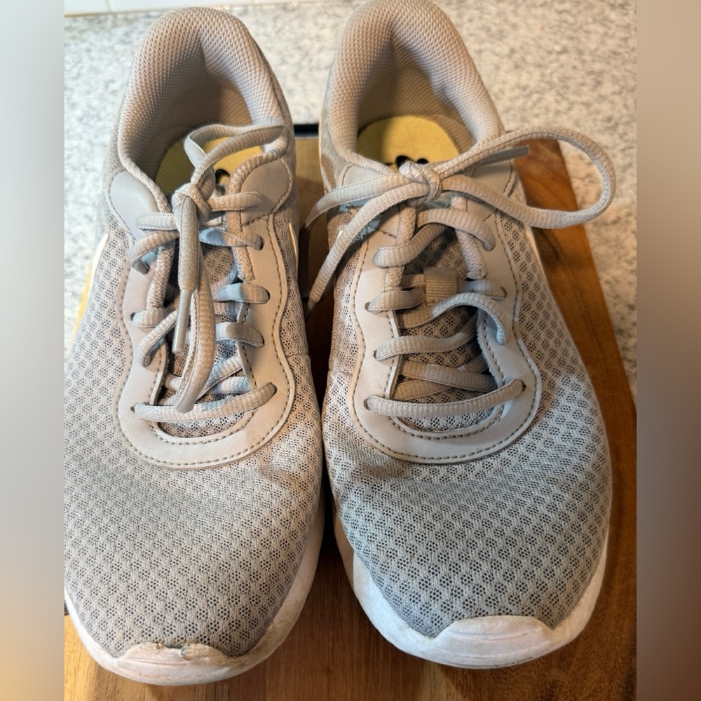 Nike | Women’s Gray & White Tanjun Breathable Low Top Athletic Shoes, Size 9